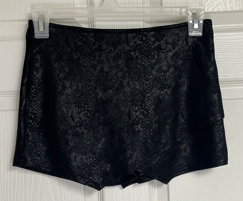 Wild Honey Women Black Skort Medium Faux Snake Skin Print Back Zip